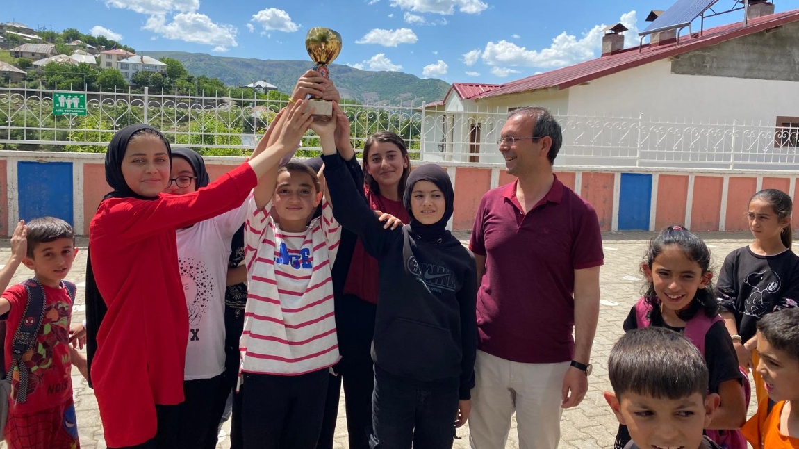 KIZ ÖĞRENCİLERİMİZİN VOLEYBOL TURNUVASI